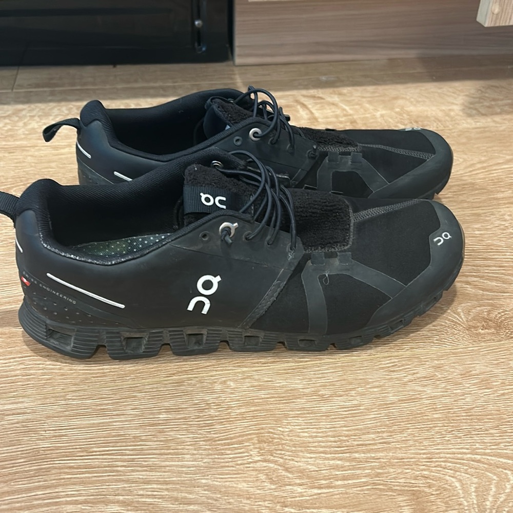 Black Slip on OnClouds size 10 men's